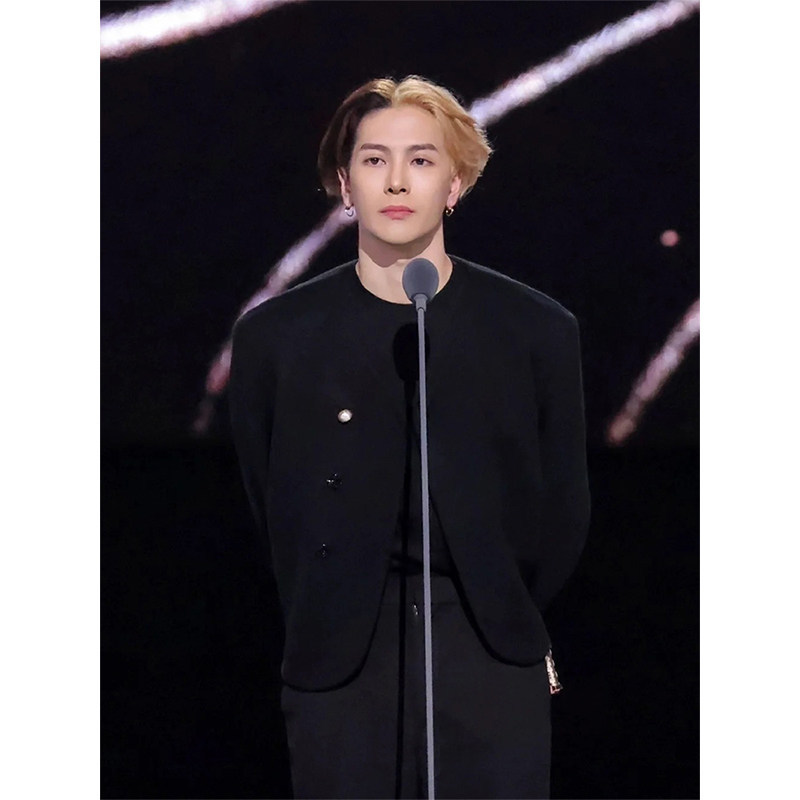 Jackson Wang Style Chanel-Inspired Shoulder-Length Jacket for Men, Spring and Autumn, Niche Design, High-End, Cool and Stylish Collarless Short Jacket Jackson Wang Style Chanel-Inspired Shoulder-Length Jacket for Men, Spring and Autumn, Niche Design, High-End, Cool and Stylish Collarless Short Jacket