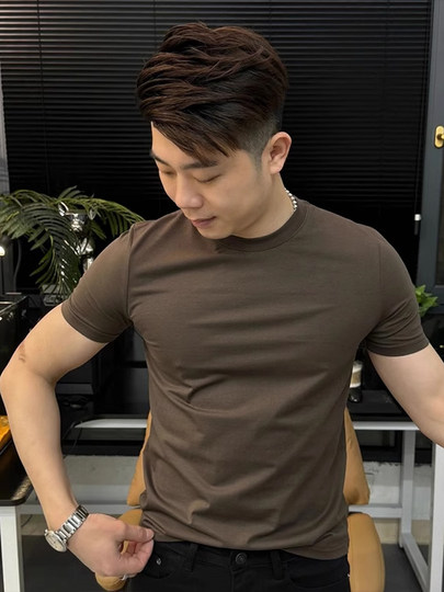 Rein schwarzes, kurzärmliges Herren-T-Shirt mit schmaler Manschette und kleinem Ausschnitt, trendige Fitness-Sport-Freizeitoberteile
