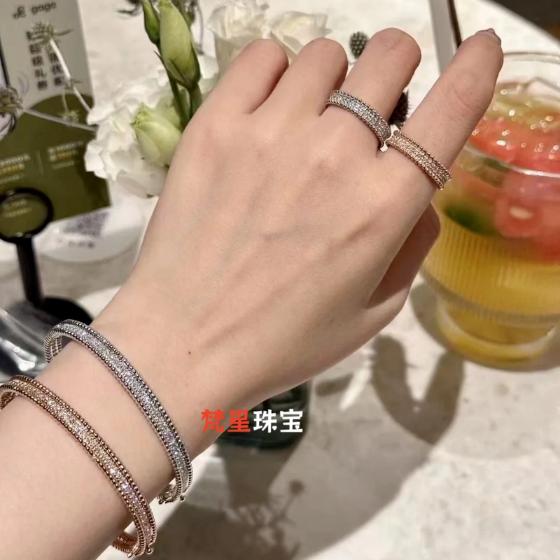Fanxing Jewelry 18K Gold, White Gold, Rose Gold Narrow Kaleidoscope Bead Bracelet with Full Diamond Four-Leaf Clover Wide Band Fanxing Jewelry 18K Gold, White Gold, Rose Gold Narrow Kaleidoscope Bead Bracelet with Full Diamond Four-Leaf Clover Wide Band