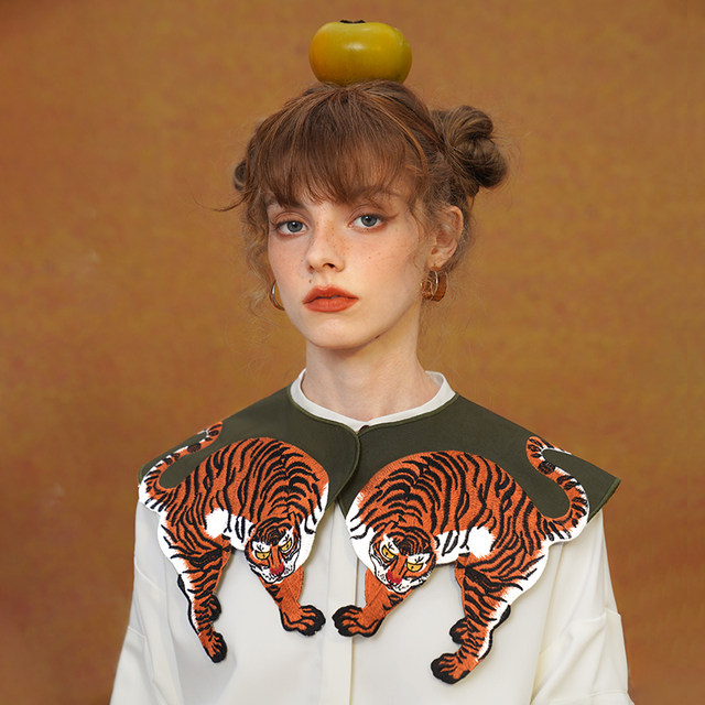 Kamo original tiger embroidered small shawl neckline