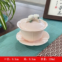 Розовый шарм сжимает цветы и миски