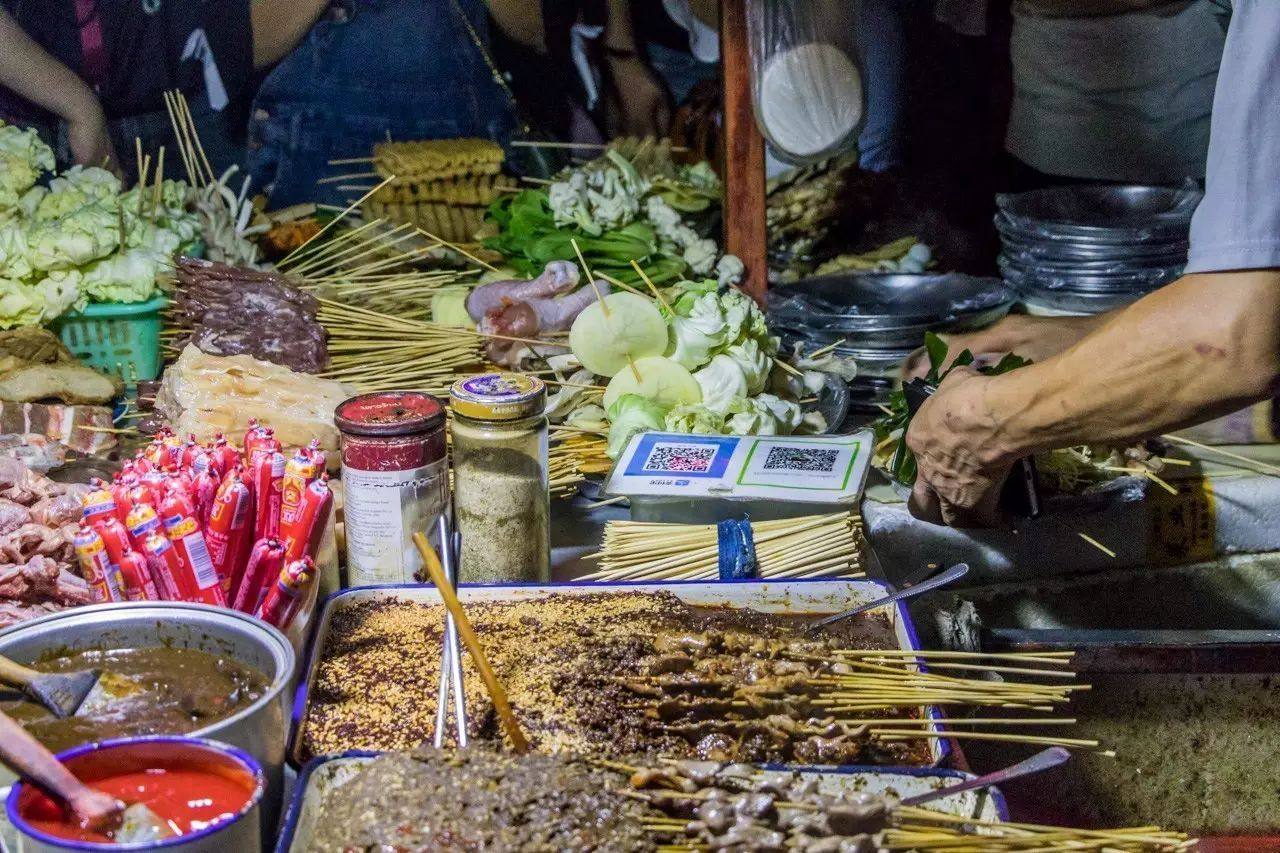夏天吃路边摊的句子,吃路边摊的俏皮句子,逛小吃街的说说(第11页)_大山谷图库