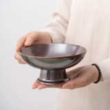 Дом для продажи посвящен керамике для фруктовых тарелок перед фруктовым диском для Будды для Будды для дань уважения лотосу богатству, диску дедушки