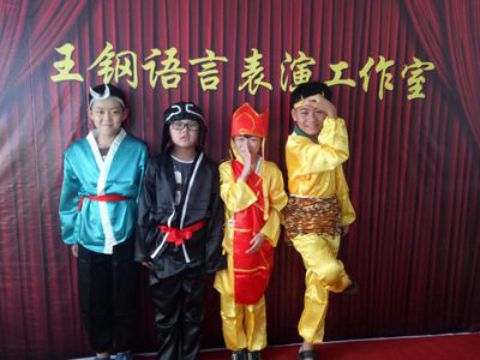 Hành trình về phương Tây, một bộ đầy đủ trẻ em, Tôn Ngộ Không, trang phục, Hành trình về phía Tây của trẻ em, ba chục bộ xương trắng kinh doanh quần áo trẻ em