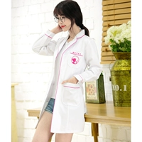 Белое платье с розовой отделкой и длинными рукавами