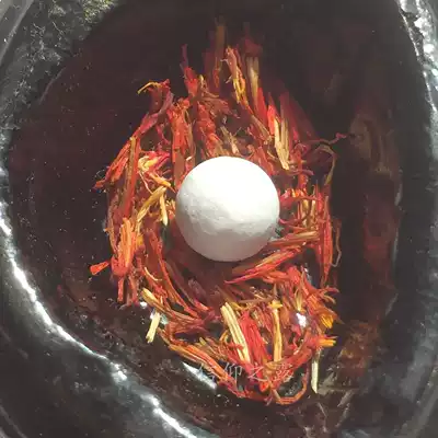 The 7-8mm large stone Relic of the Buddha Offering Gawu Box of the Sage is bound together
