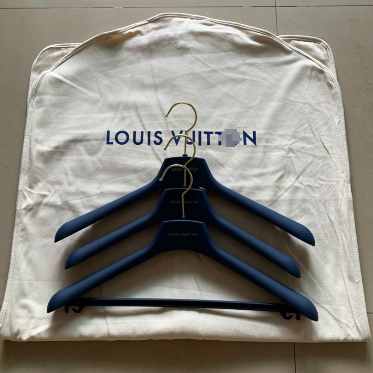 In-Stock Louisvuitton Hanger Dust Cover Louis Vuitton Coat Cover Cotton Bag High-End Hanger with High Aesthetic Value