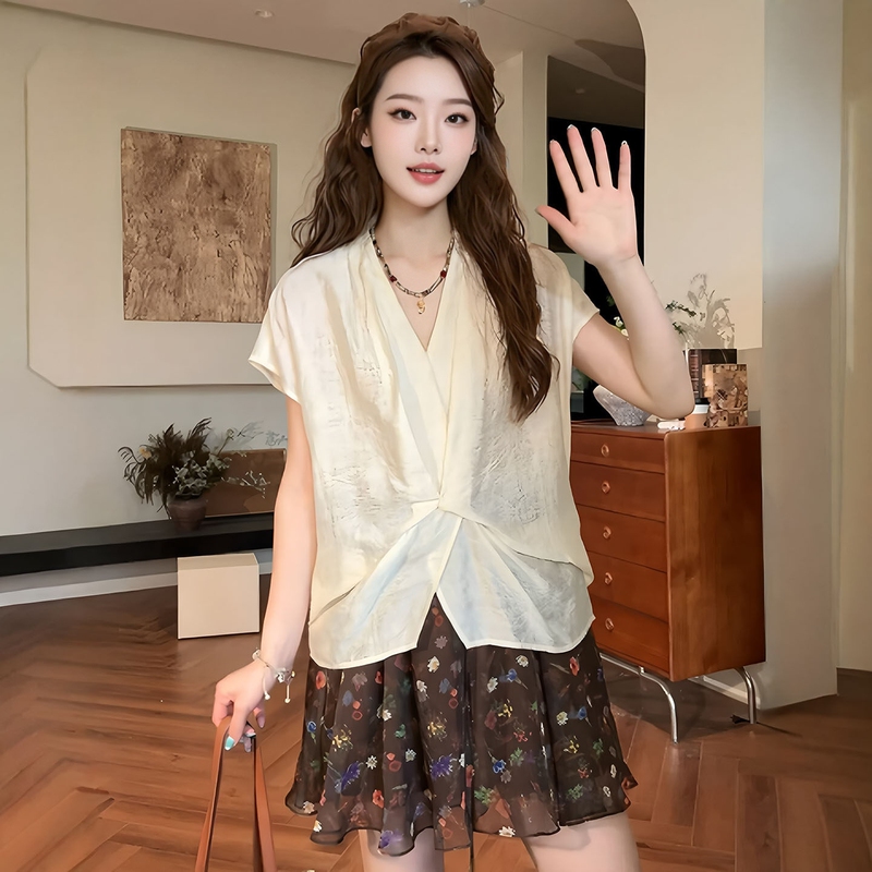 Korean Style Fashionable and Elegant V-Neck Waist-Cinching Button-Up Shirt for Women, Summer Chic Top, Trendy Blouse