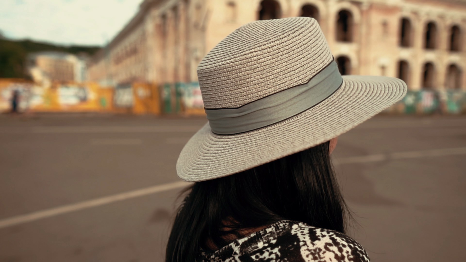 【实拍视频】戴帽子的女性背影环绕特写-PoseAe