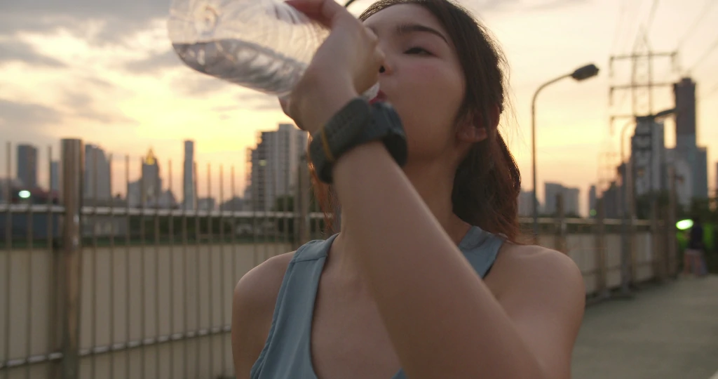 【实拍视频】女运动员跑步喝水视频素材-PoseAe