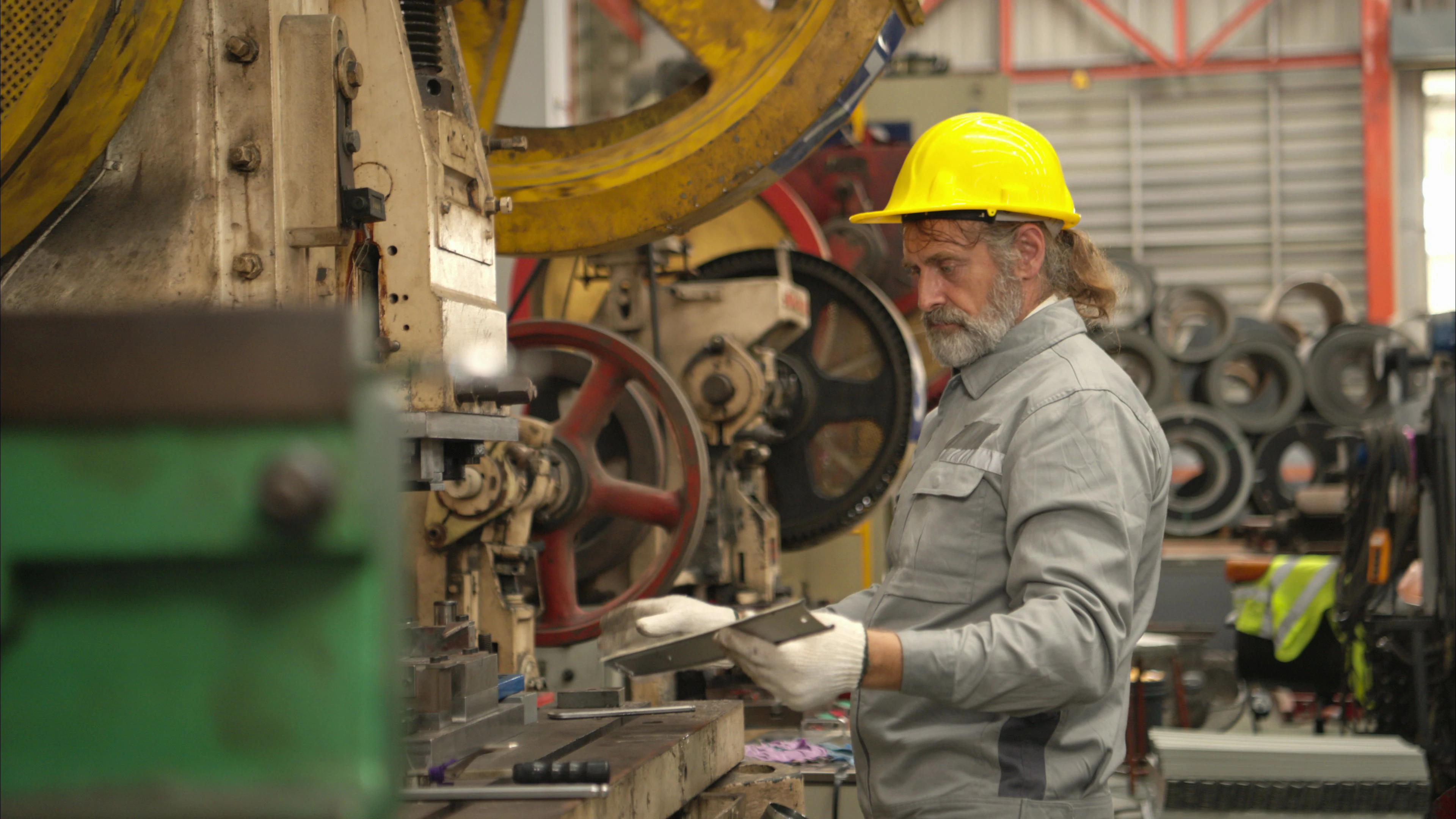 【实拍视频】经验丰富的工厂技术人员维护大型机器-PoseAe