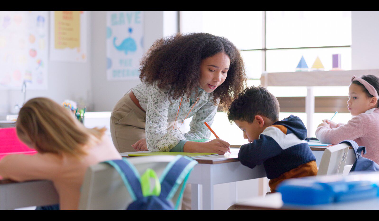 【实拍视频】女老师教室上课视频素材-PoseAe