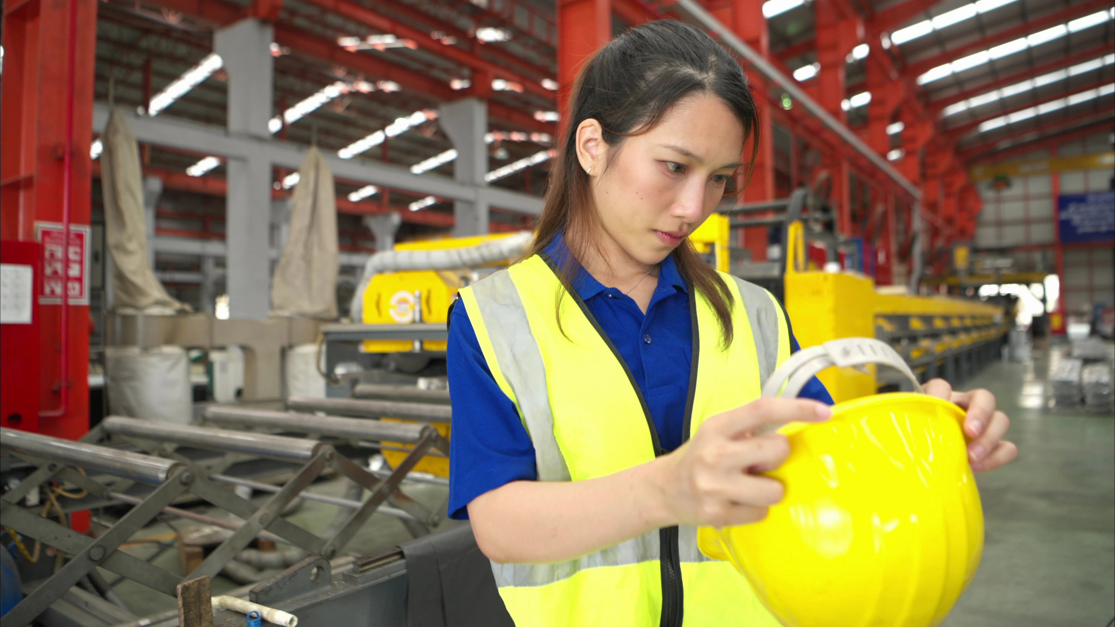 【实拍视频】工厂女工在车间佩戴安全帽-PoseAe