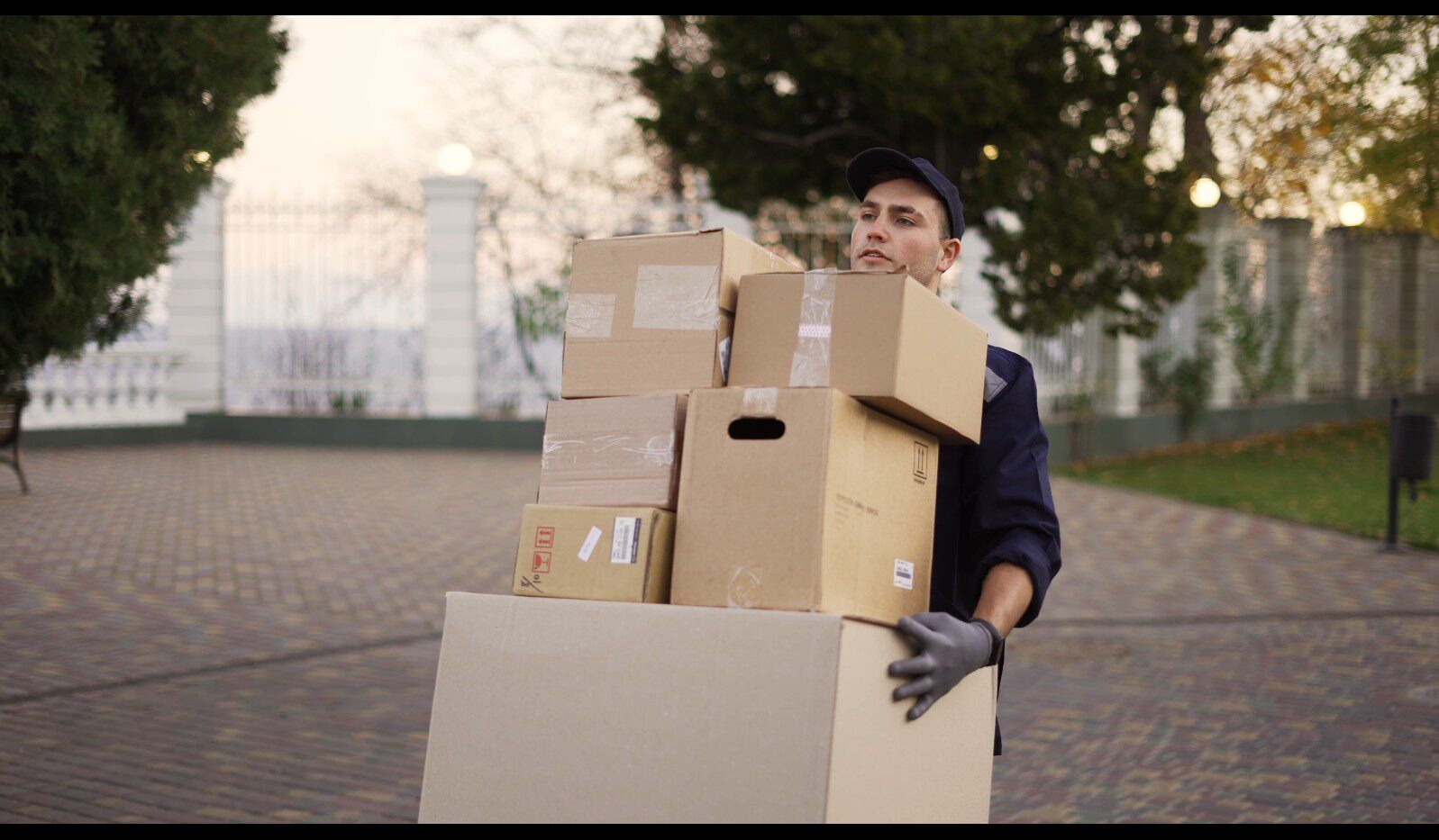 【实拍视频】送货员搬货视频素材-PoseAe
