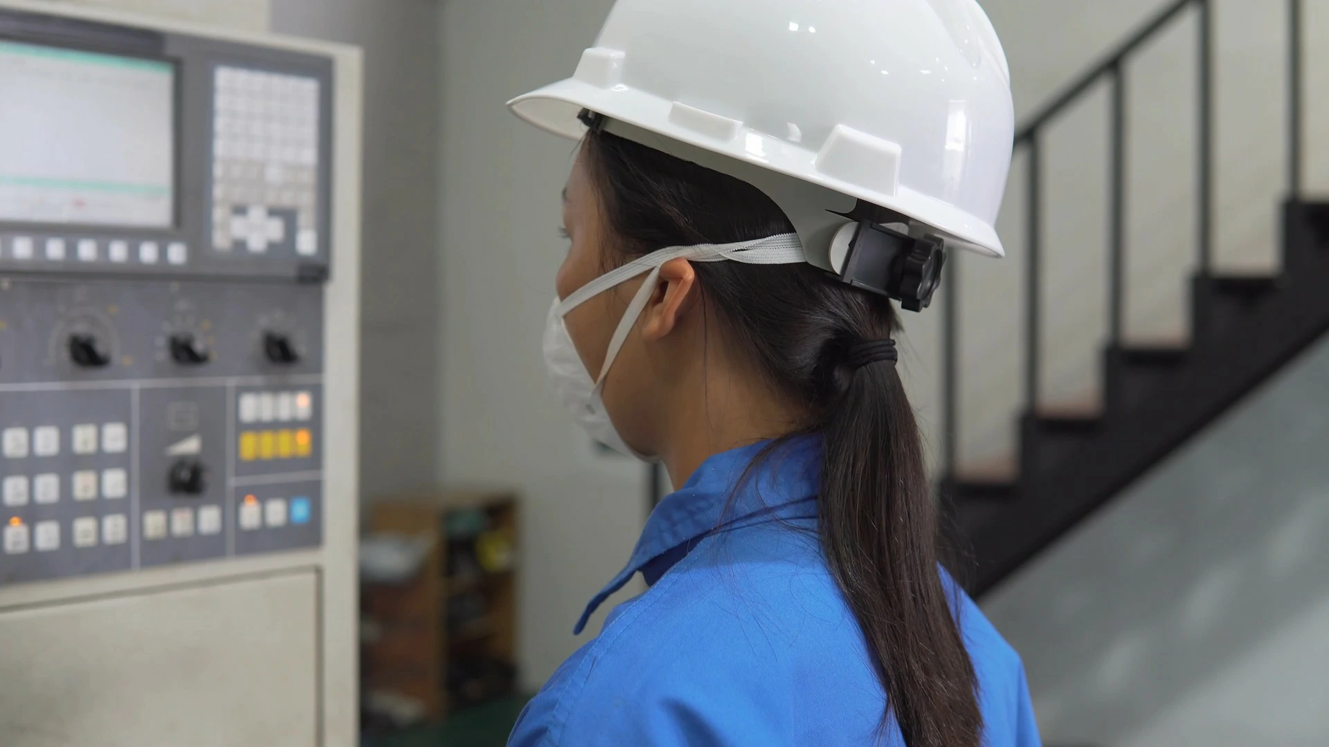 【实拍视频】工厂技术员操控加工中心实拍镜头-PoseAe