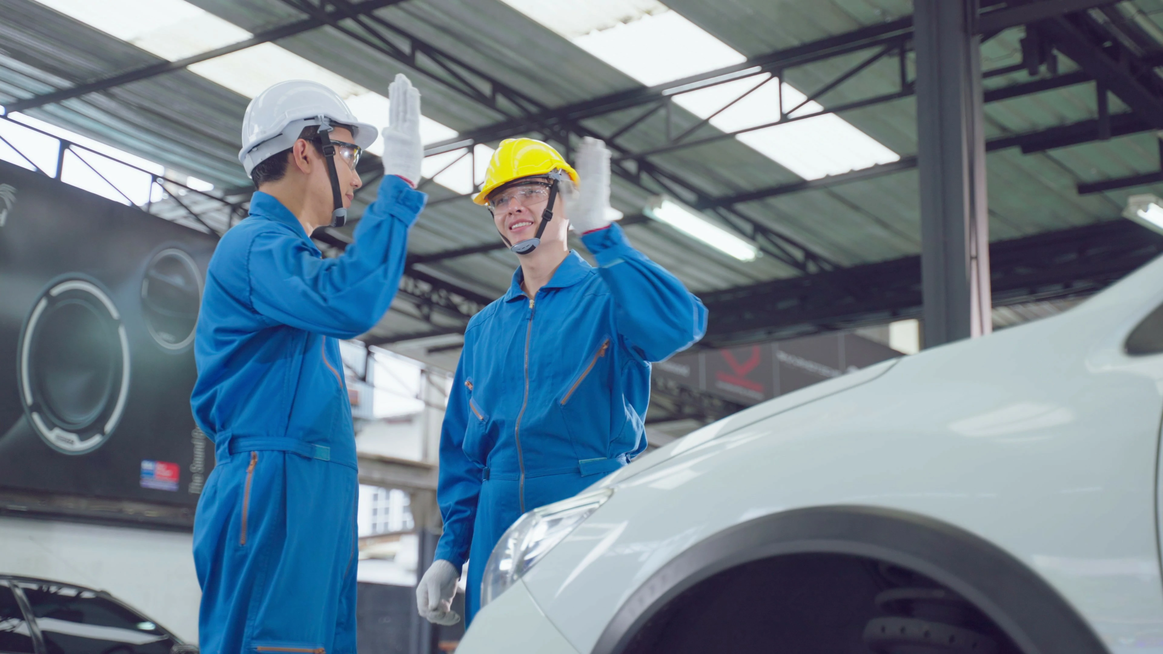 【实拍视频】汽车工程师完成工作后击掌-PoseAe