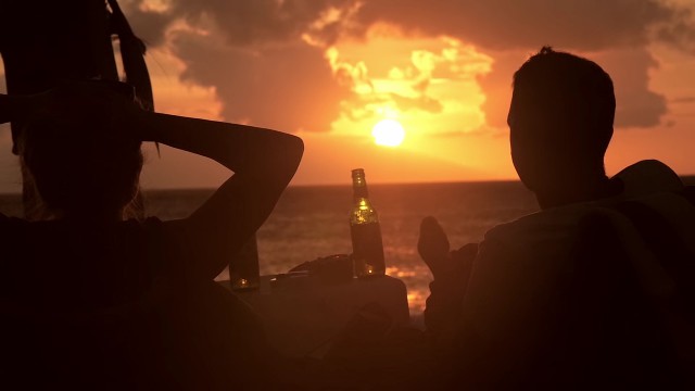 【实拍视频】日落时分在海滩喝啤酒-PoseAe-PoseAe