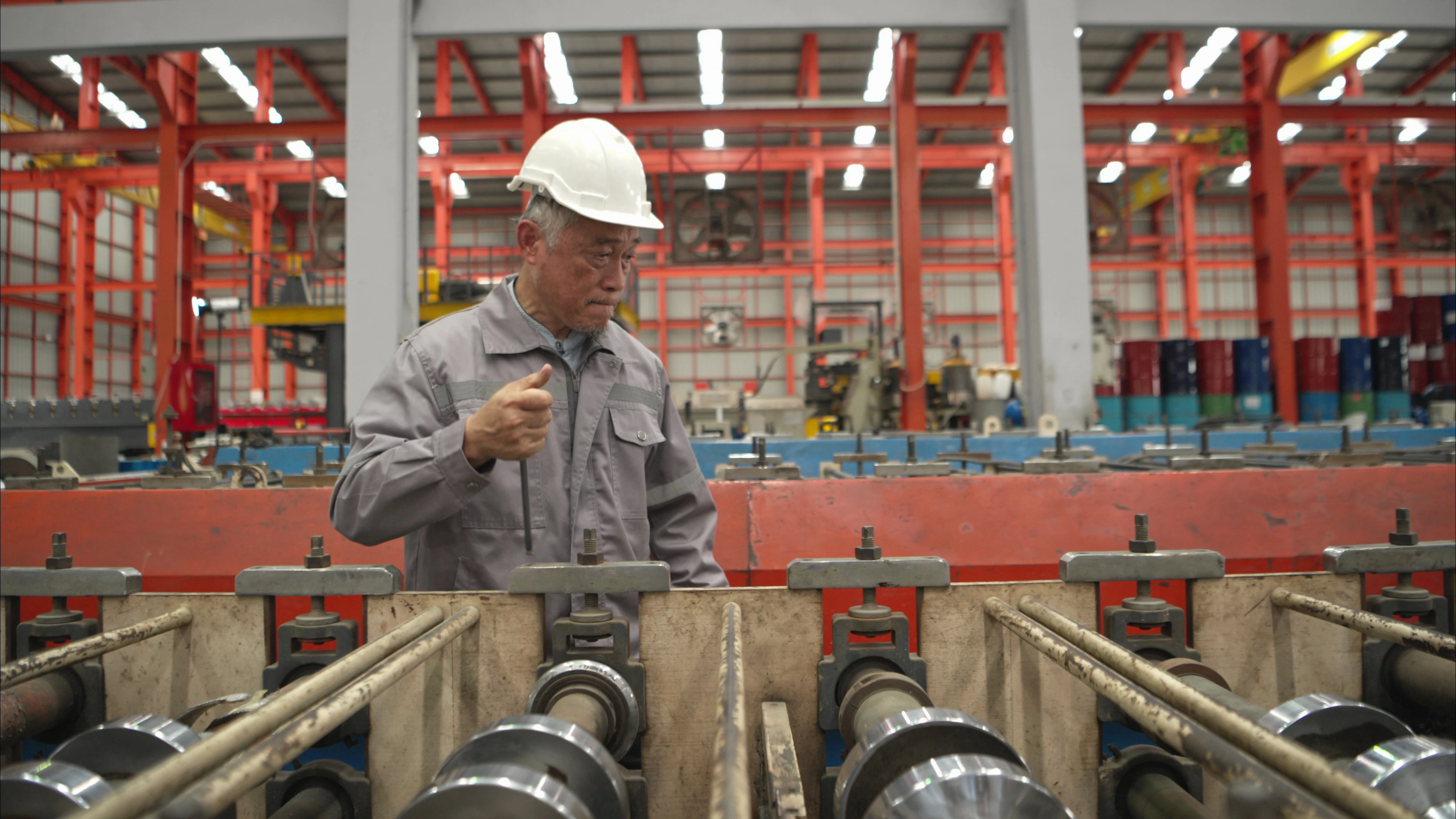 【实拍视频】工厂维修作业工人工作-PoseAe