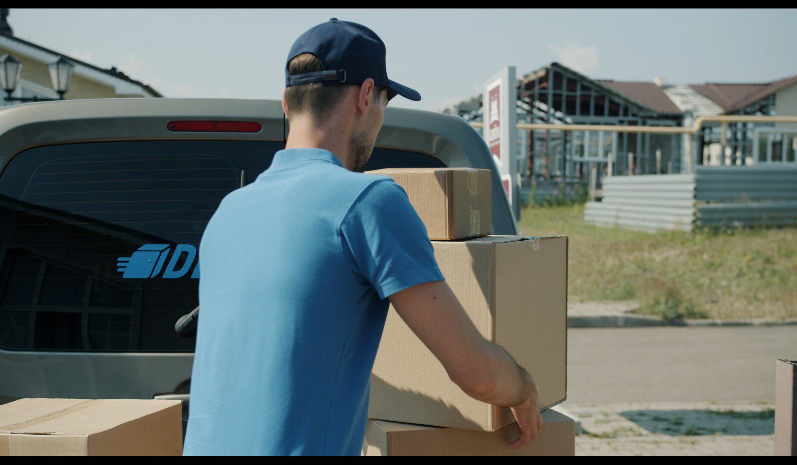 【实拍视频】送货司机卸货实拍素材-PoseAe