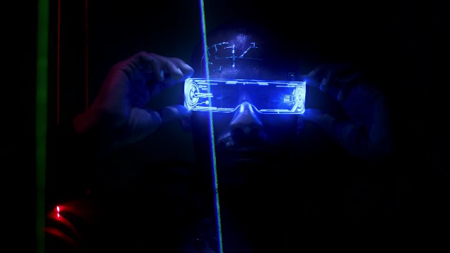 【实拍视频】赛博朋克服装的男子站在激光灯下-PoseAe-PoseAe