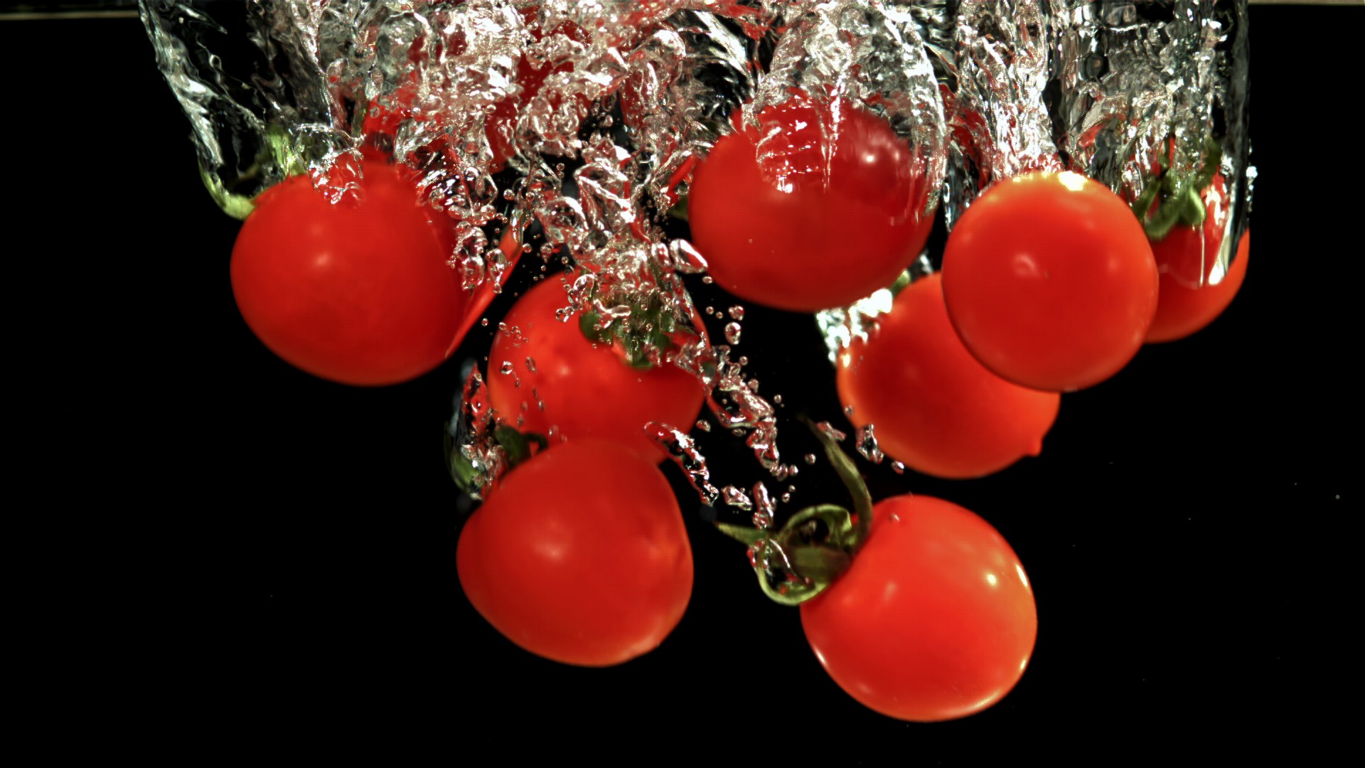 【实拍视频】黑色背景圣女果落入水中慢动作-PoseAe