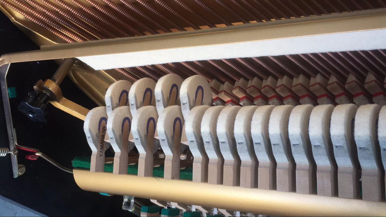 Nhật Bản nhập khẩu đàn piano thẳng đứng Yamaha U1M dành cho người mới bắt đầu chơi thử đàn piano cơ yamaha