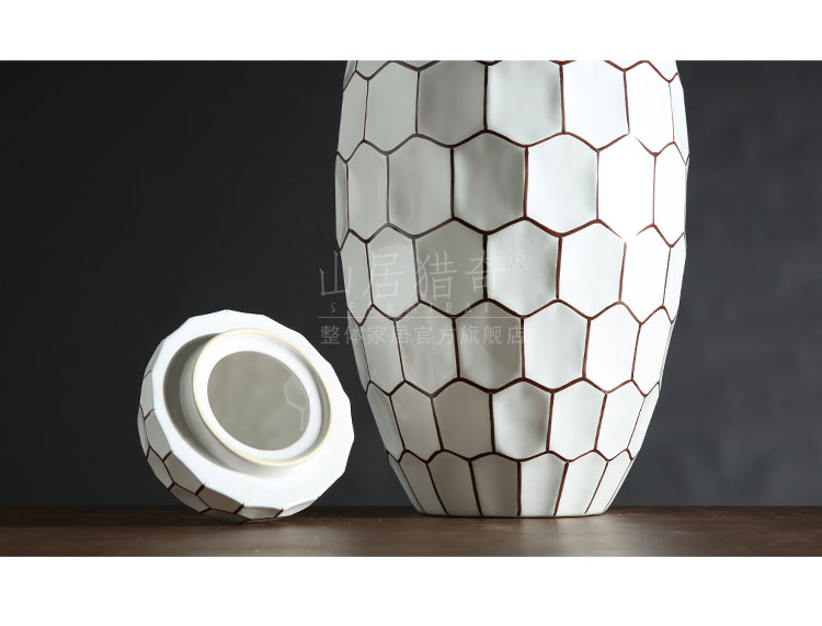 Modern creative household ceramics decoration can of creative arts and crafts show soft furnishing articles honeycomb lines cover tank