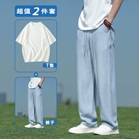 Синяя белая футболка