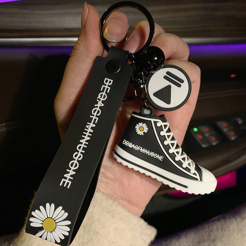 Small Daisie Keychain Hanging Boy Tide Personality Bag Accessed Couple Key Circle Cartoon Stereo Cardchain