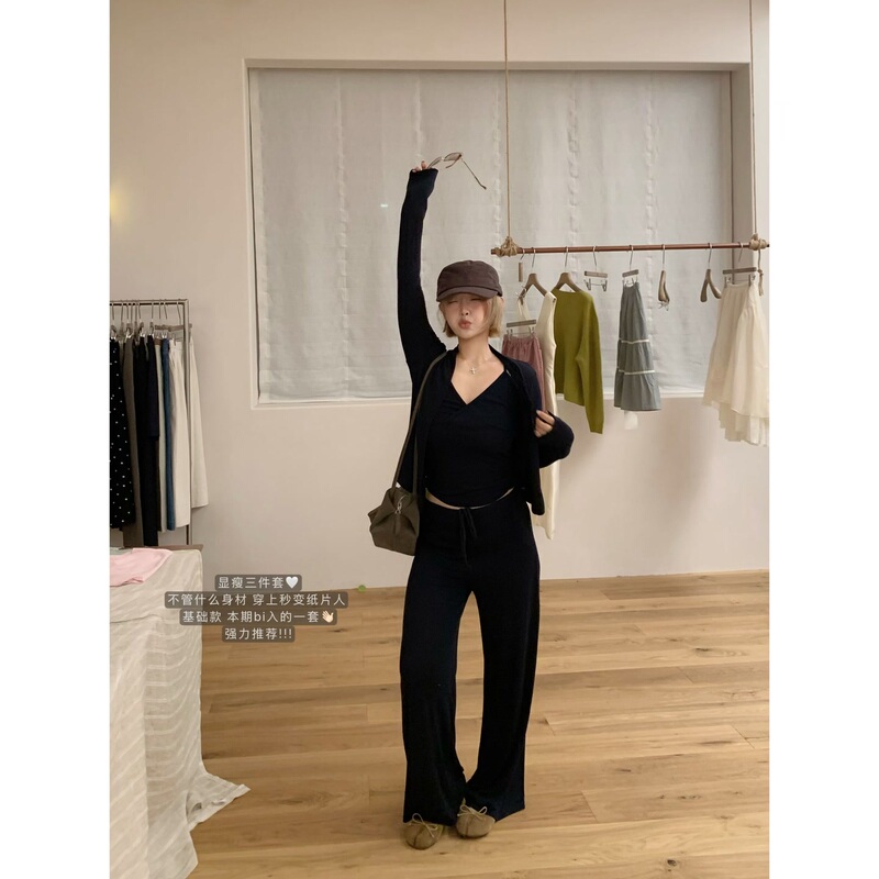 Zhenjiang Matchstick Girl Three-Piece Set: Lazy Style, Slimming Black V-Neck Women's Set with a Relaxed Fit and Proportion-Enhancing Effect Zhenjiang Matchstick Girl Three-Piece Set: Lazy Style, Slimming Black V-Neck Women's Set with a Relaxed Fit and Proportion-Enhancing Effect