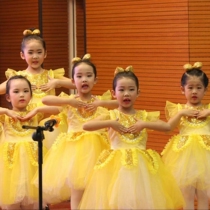 Kindergarten primary school children heart to the party wake sunflower clothing dance dress show party is the sun I am