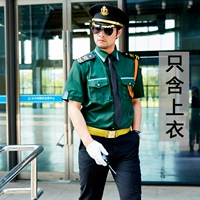 Зеленая футболка, аксессуары, короткий рукав