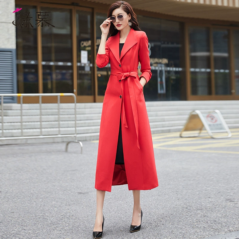 Lvmu áo gió màu đỏ của phụ nữ năm 2020 của phụ nữ mùa thu thời trang mới tính khí thời trang eo rộng dài trên đầu gối áo khoác - Trench Coat