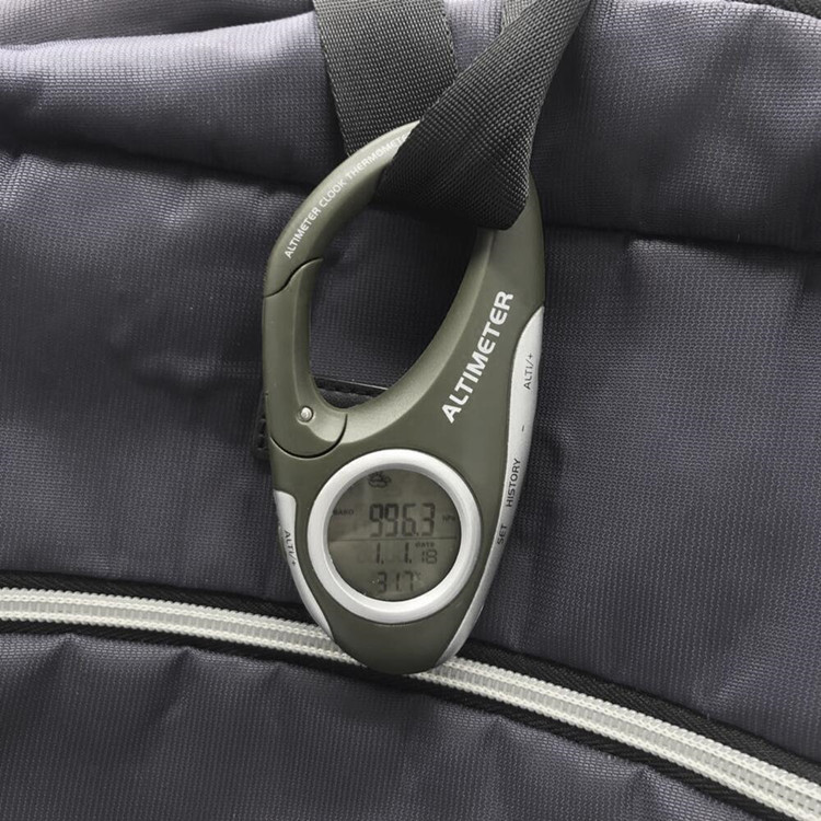 [Outdoor hiking multifunctional digital barometer altitude thermometer monitor climbing buckle barometer]
