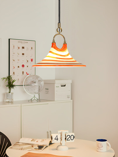 Обеденный стол из кремового оргстекла в стиле космической эры и регулируемый подвесной светильник для столовой от Gui Gen Lighting