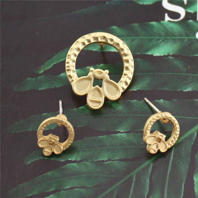 2021 ດູໃບໄມ້ລົ່ນແບບໃຫມ່ matte gold round alloy bee collar pin 925 silver needle matte gold earrings small