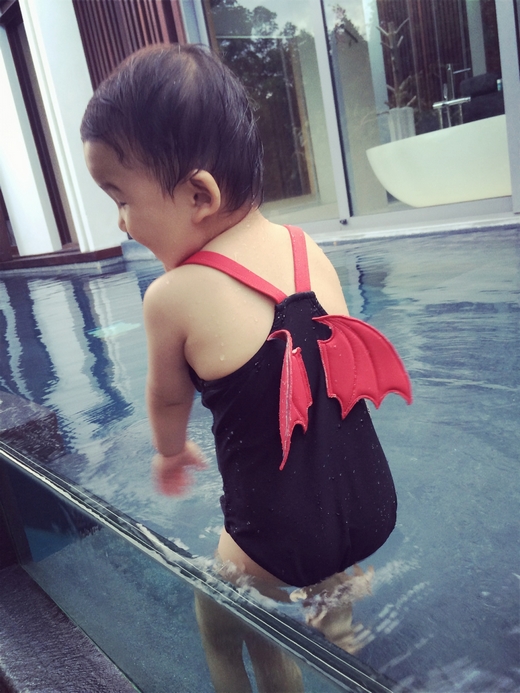 Taojia độc quyền bé Xiêm hình thiên thần dễ thương đen trắng nhỏ áo tắm quỷ giáo dục sớm hội trường bé - Bộ đồ bơi của Kid đồ bơi dài tay cho bé gái