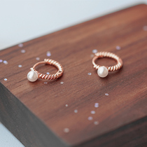 Simple scenery gilded twisted flower pearl ear buckle workplace commuter temperament light luxury advanced sense small earring gilded