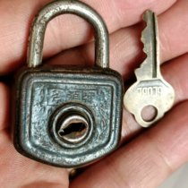 The ax brand iron lock of the Republic of China is completely preserved and can be opened and locked in normal use to preserve the authenticity of old objects antiques and miscellaneous items.