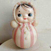 The roly-poly dolls from the 1970s and 1980s are completely preserved as shown in the picture maintaining fidelity and nostalgic collection of old objects.