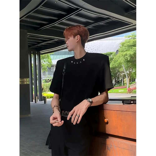 Наплечники, небольшая дизайнерская металлическая футболка, изысканный стиль, тренд сезона, короткий рукав, оверсайз