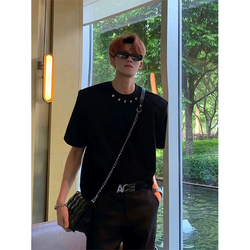 Наплечники, небольшая дизайнерская металлическая футболка, изысканный стиль, тренд сезона, короткий рукав, оверсайз