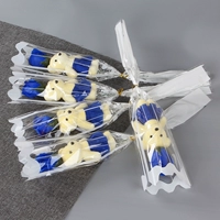 Одиночный медведь с цветами синим