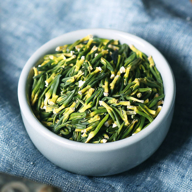 Fresh fresh lotus with water and dry goods to heart lotus to catch the winter wolfberry water