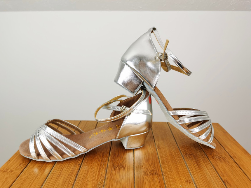 Clearance Children's Latin Dance Shoes Girls Dance Latin Exercise Shoes Summer Children's Mid-short Heel Performance Dance Shoes Sale