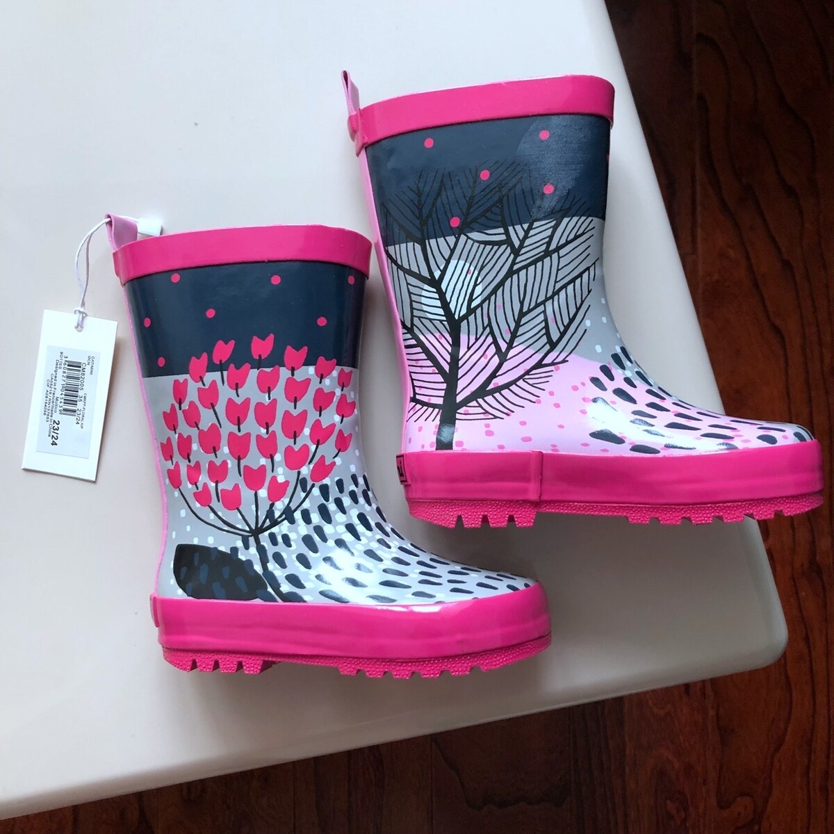 Self-storage girl wellies wait for the rain to take her to step on the water to find the goods sold out does not make sense