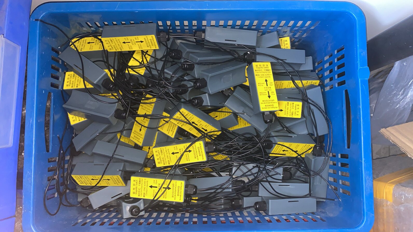 Уровнемер жидкости 磁翻板液位计捆绑式液位开关 触点型 保持型 常温 高温 防爆