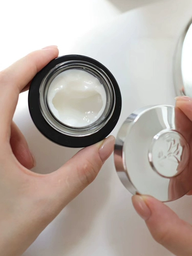 Lancome Lancome Мышца из -за трехмерного пластикового лица маленькая черная бутылка Средое ягодистый крем для глаз 15 г узора глаз питательные черные круги