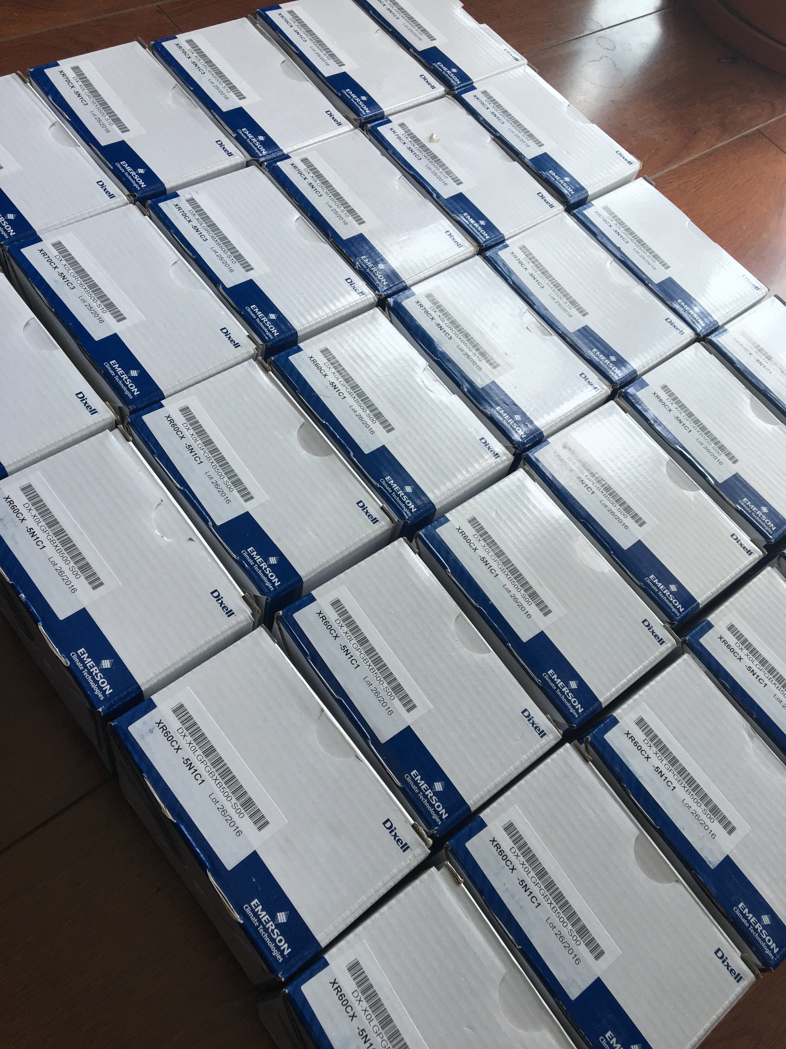 DIXELL Small elf Emerson thermostat XR70CX-5N1C3 5N0I3 1N0I3 spot