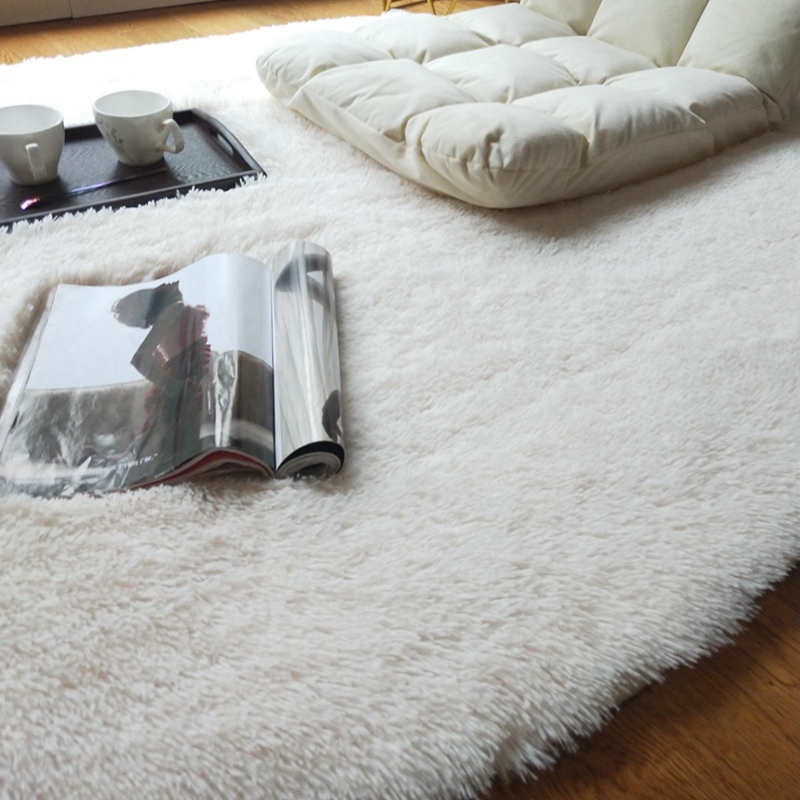 家居新宠：奶白色椭圆形床边毯的多功能魅力